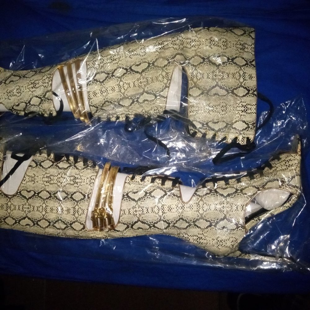 Privileged BONAFIED ROCKSTAR ( BRAND NEW !!!! ) - Picture 3 of 3